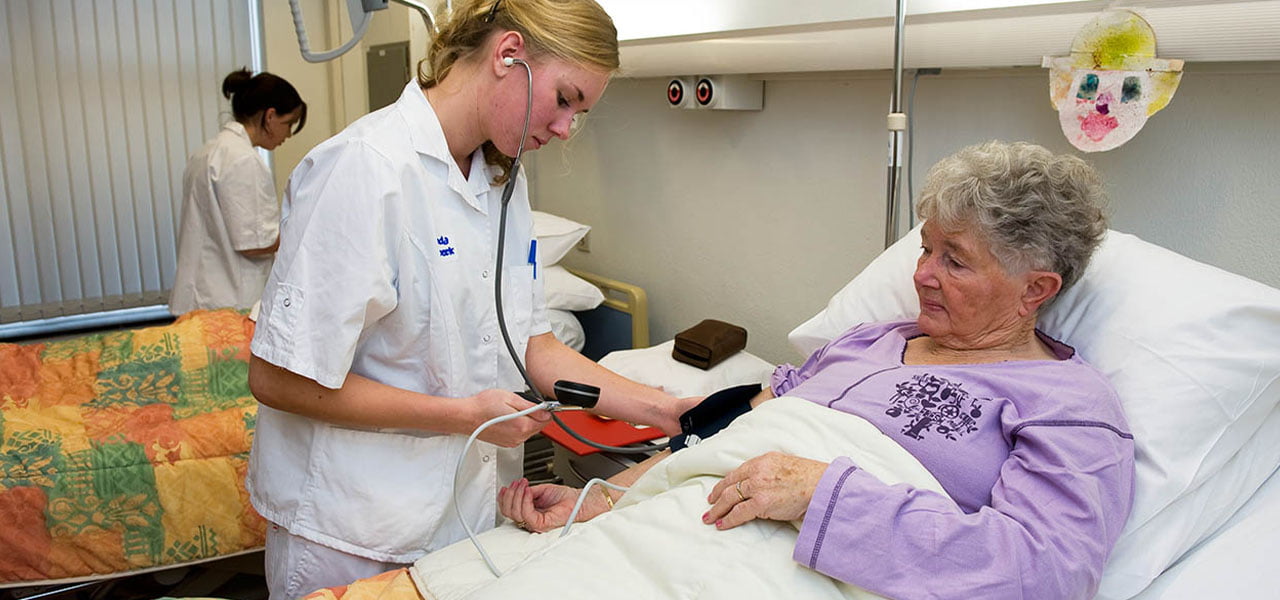 Werken in loondienst of als ZZP'er in de zorg